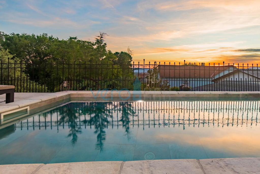 Otok Krk, Malinska, bližnja okolica, dvojna hiša s bazenom, pogled na morje, prodaja