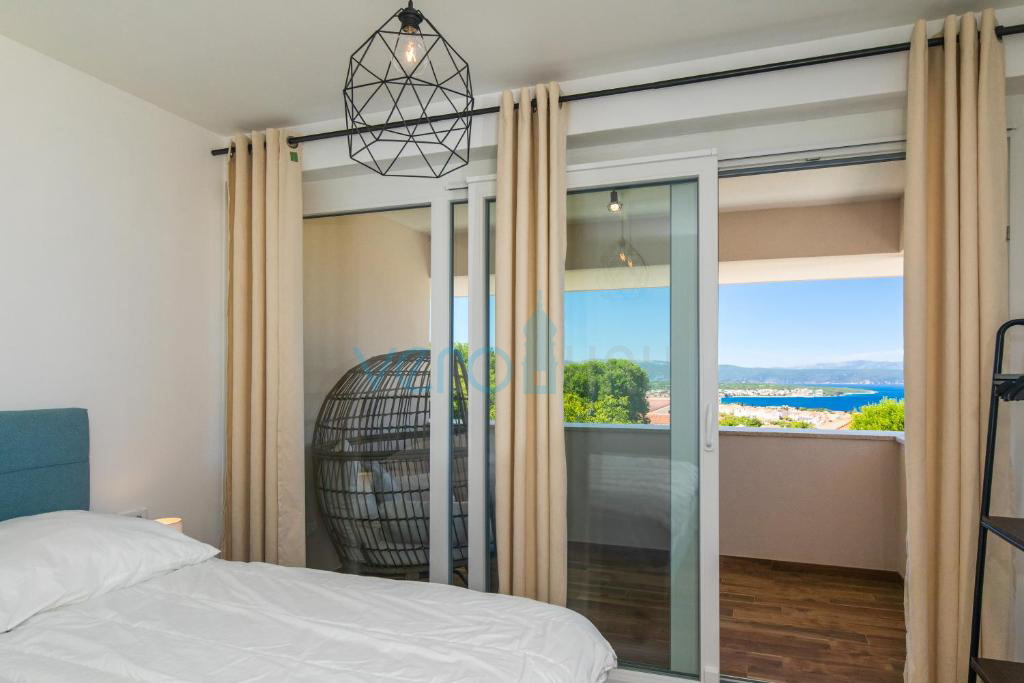 Otok Krk, Malinska, bližnja okolica, dvojna hiša s bazenom, pogled na morje, prodaja