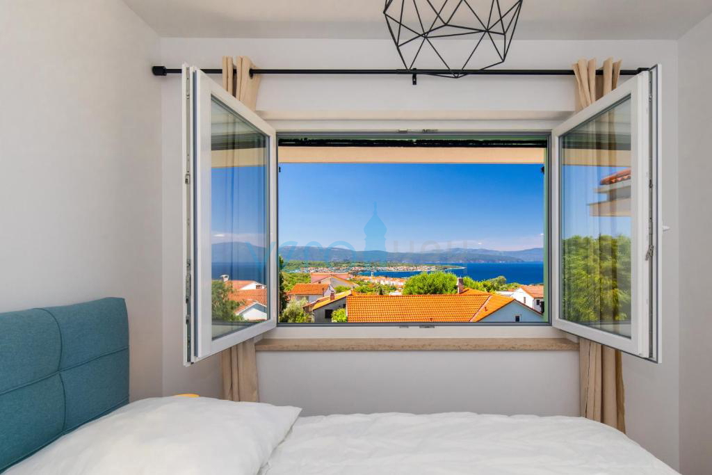 Otok Krk, Malinska, bližnja okolica, dvojna hiša s bazenom, pogled na morje, prodaja