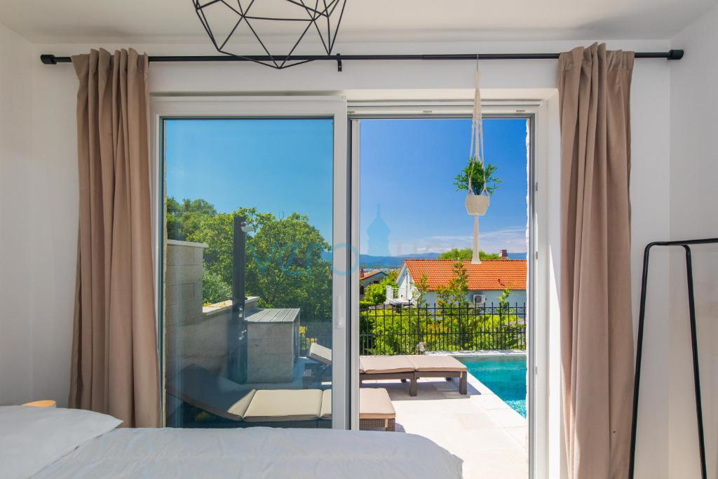 Otok Krk, Malinska, bližnja okolica, dvojna hiša s bazenom, pogled na morje, prodaja