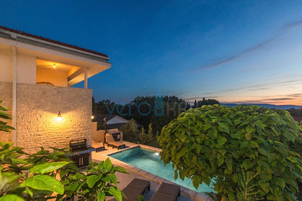 Otok Krk, Malinska, bližnja okolica, dvojna hiša s bazenom, pogled na morje, prodaja