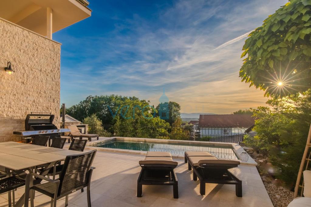 Otok Krk, Malinska, bližnja okolica, dvojna hiša s bazenom, pogled na morje, prodaja