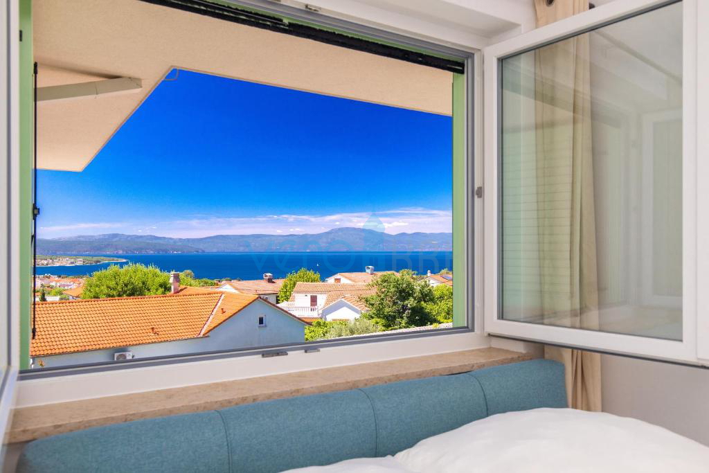 Otok Krk, Malinska, bližnja okolica, dvojna hiša s bazenom, pogled na morje, prodaja