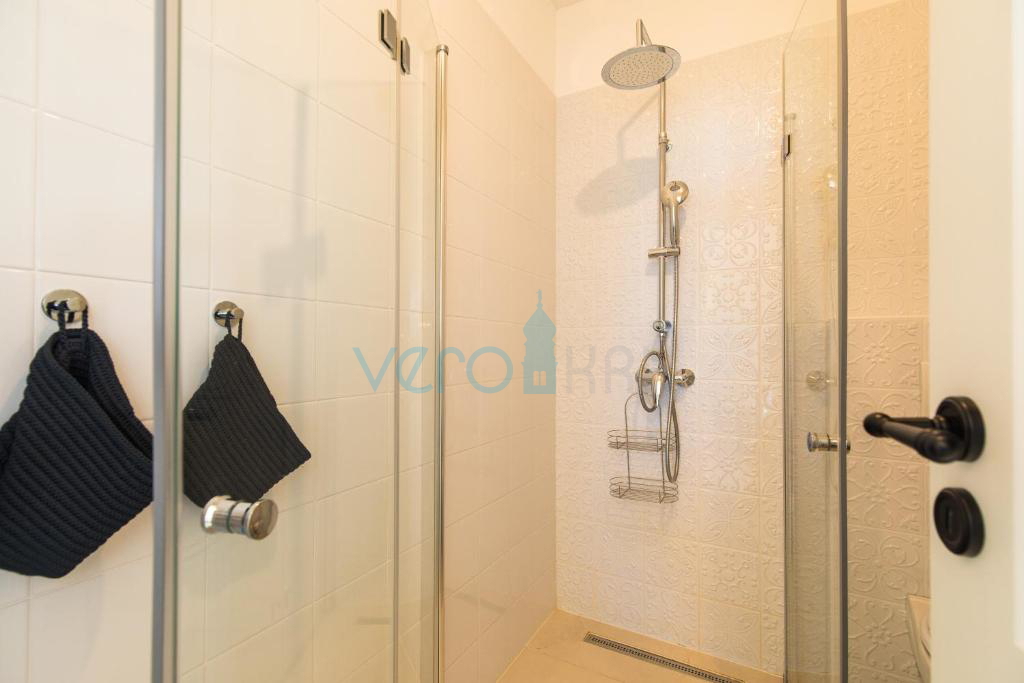 Otok Krk, Malinska, bližnja okolica, dvojna hiša s bazenom, pogled na morje, prodaja