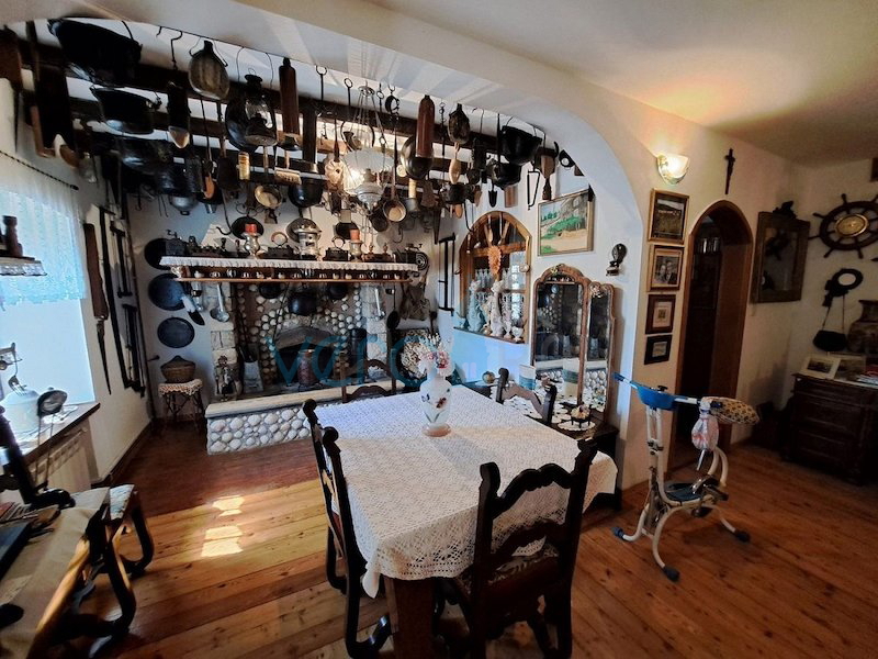 Istra, Buje, Oprtalj širša okolica, samostojna avtohtona hiša 250 m2, z zemljiščem 1100 m2, prodaja