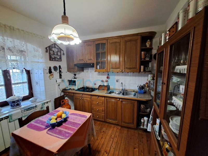 Istra, Buje, Oprtalj širša okolica, samostojna avtohtona hiša 250 m2, z zemljiščem 1100 m2, prodaja