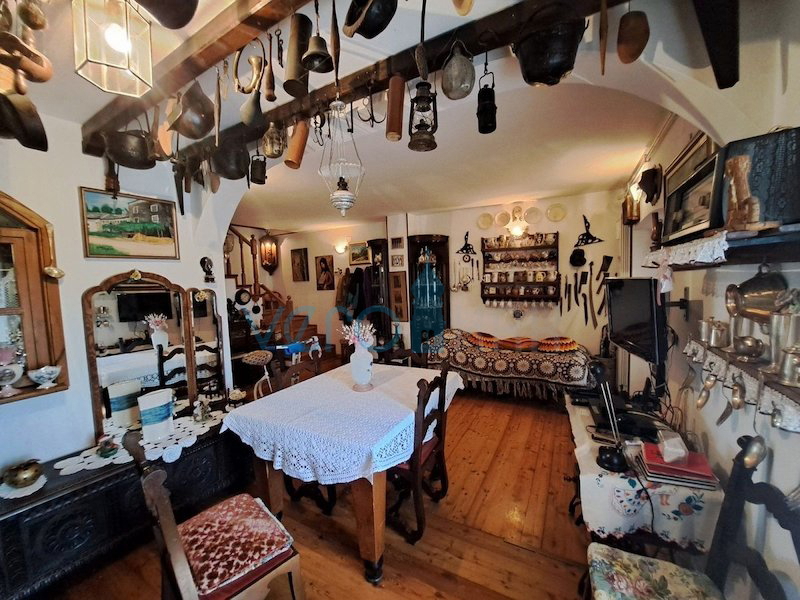 Istra, Buje, Oprtalj širša okolica, samostojna avtohtona hiša 250 m2, z zemljiščem 1100 m2, prodaja