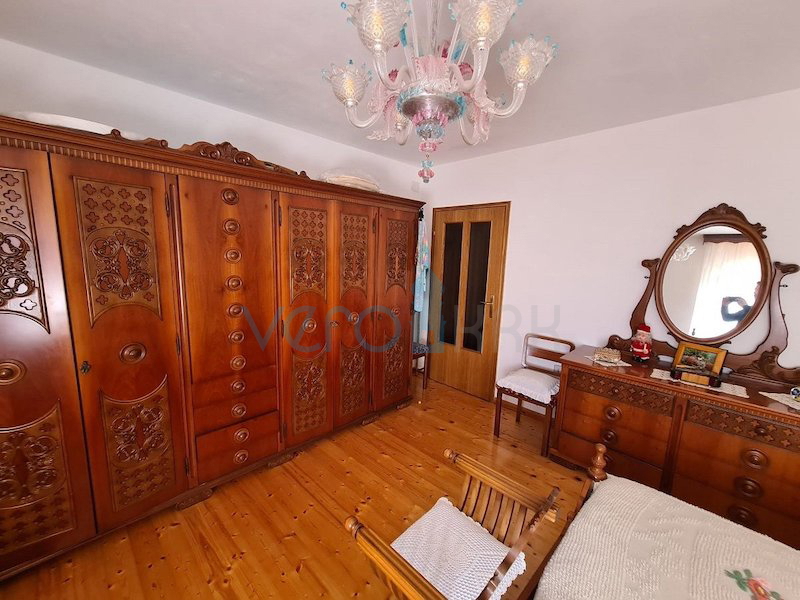 Istra, Buje, Oprtalj širša okolica, samostojna avtohtona hiša 250 m2, z zemljiščem 1100 m2, prodaja