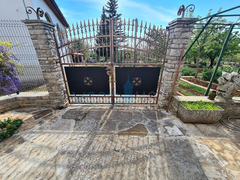 Istra, Buje, Oprtalj širša okolica, samostojna avtohtona hiša 250 m2, z zemljiščem 1100 m2, prodaja