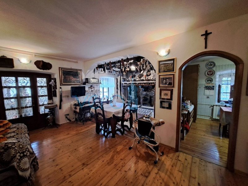 Istra, Buje, Oprtalj širša okolica, samostojna avtohtona hiša 250 m2, z zemljiščem 1100 m2, prodaja