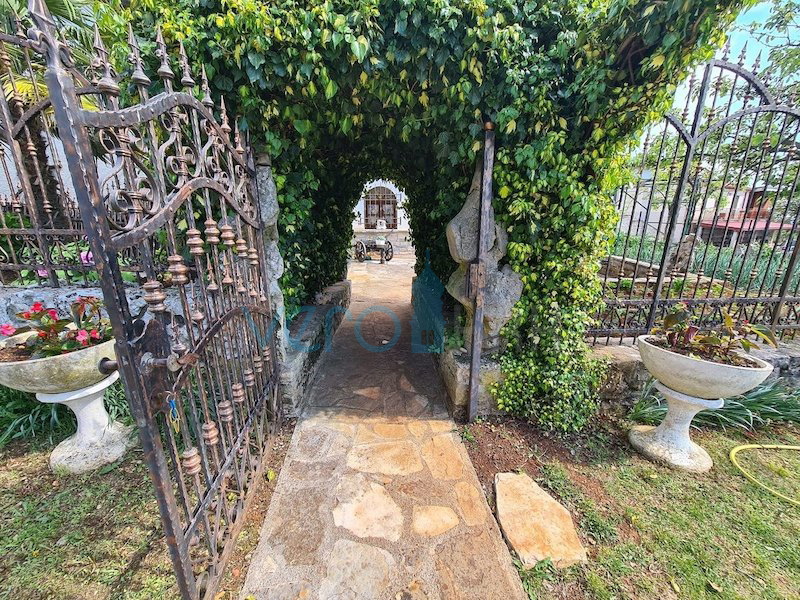 Istra, Buje, Oprtalj širša okolica, samostojna avtohtona hiša 250 m2, z zemljiščem 1100 m2, prodaja