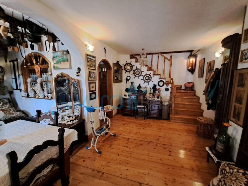 Istra, Buje, Oprtalj širša okolica, samostojna avtohtona hiša 250 m2, z zemljiščem 1100 m2, prodaja