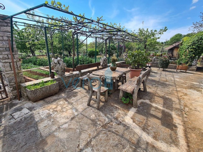 Istra, Buje, Oprtalj širša okolica, samostojna avtohtona hiša 250 m2, z zemljiščem 1100 m2, prodaja