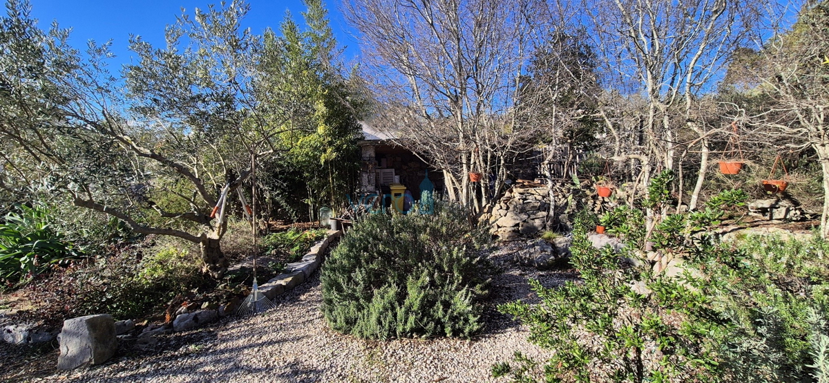 Otok Krk, mesto Krk, širša okolica, samostojna hiša z dvema stanovanjema na parceli velikosti 992 m2, razgled, prodaja