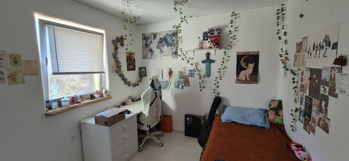 Otok Krk, mesto Krk, širša okolica, samostojna hiša z dvema stanovanjema na parceli velikosti 992 m2, razgled, prodaja