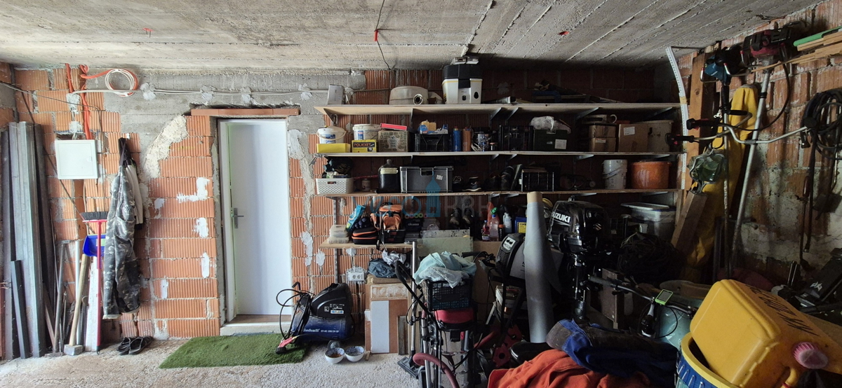 Otok Krk, mesto Krk, širša okolica, samostojna hiša z dvema stanovanjema na parceli velikosti 992 m2, razgled, prodaja