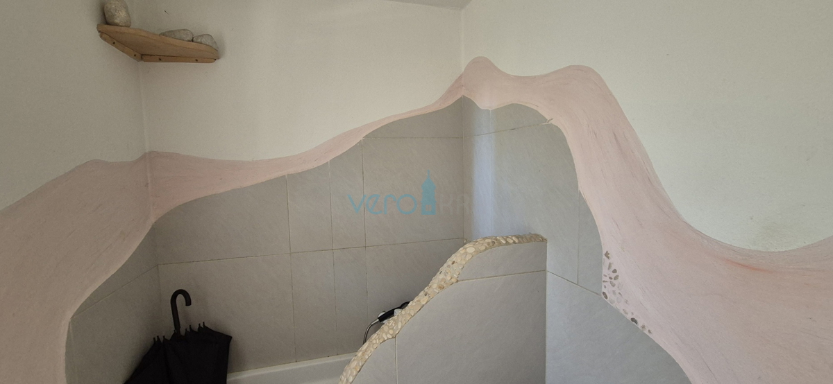 Otok Krk, mesto Krk, širša okolica, samostojna hiša z dvema stanovanjema na parceli velikosti 992 m2, razgled, prodaja