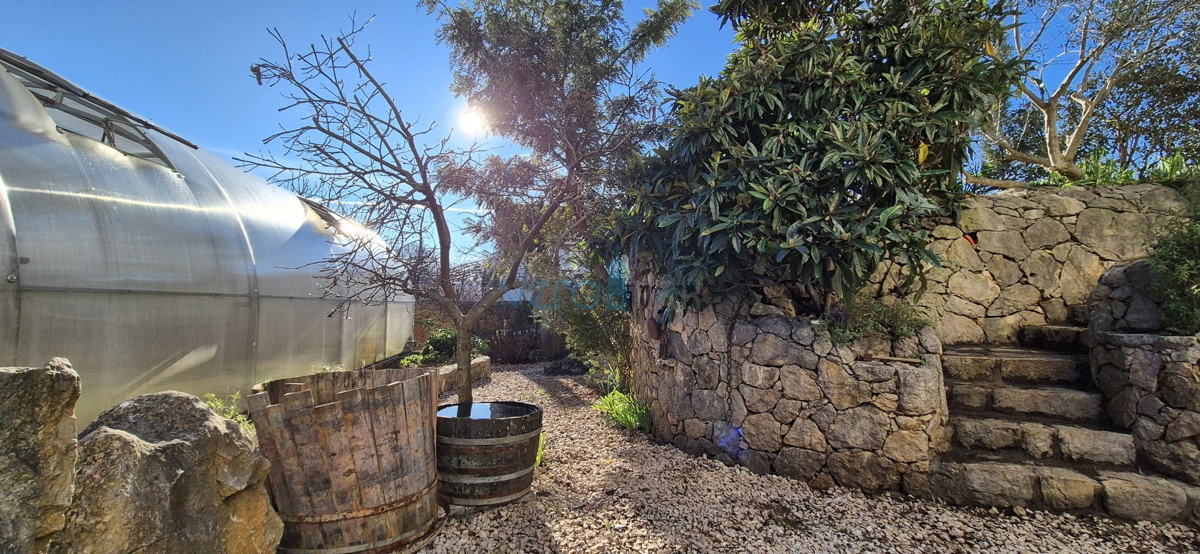 Otok Krk, mesto Krk, širša okolica, samostojna hiša z dvema stanovanjema na parceli velikosti 992 m2, razgled, prodaja