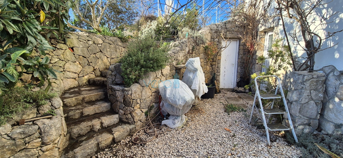 Otok Krk, mesto Krk, širša okolica, samostojna hiša z dvema stanovanjema na parceli velikosti 992 m2, razgled, prodaja