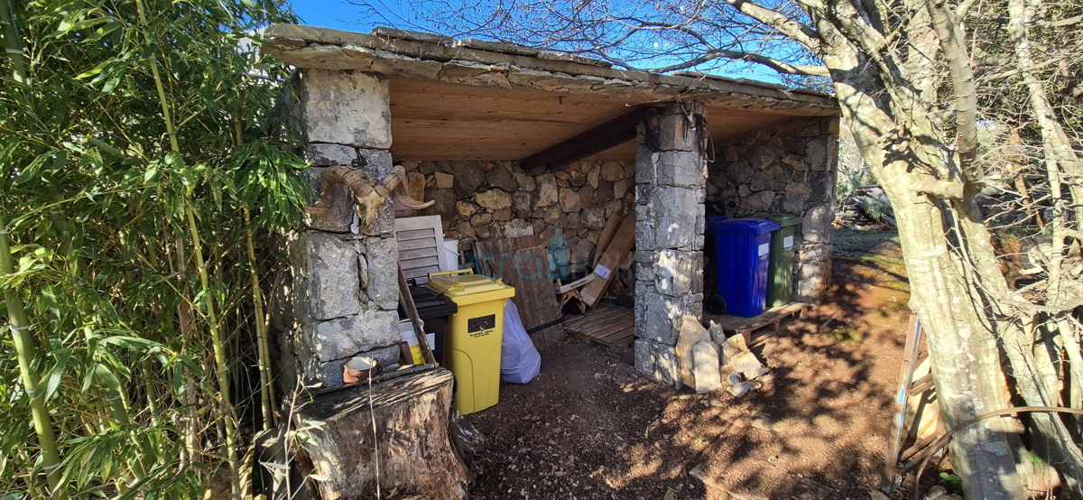 Otok Krk, mesto Krk, širša okolica, samostojna hiša z dvema stanovanjema na parceli velikosti 992 m2, razgled, prodaja