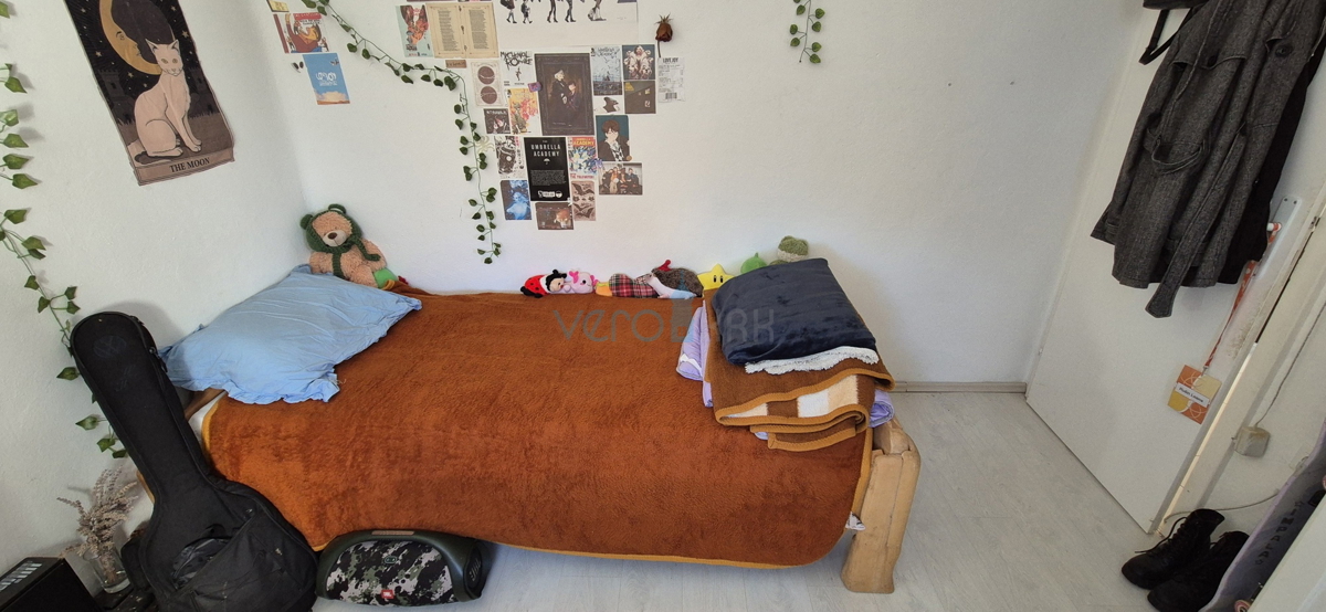 Otok Krk, mesto Krk, širša okolica, samostojna hiša z dvema stanovanjema na parceli velikosti 992 m2, razgled, prodaja