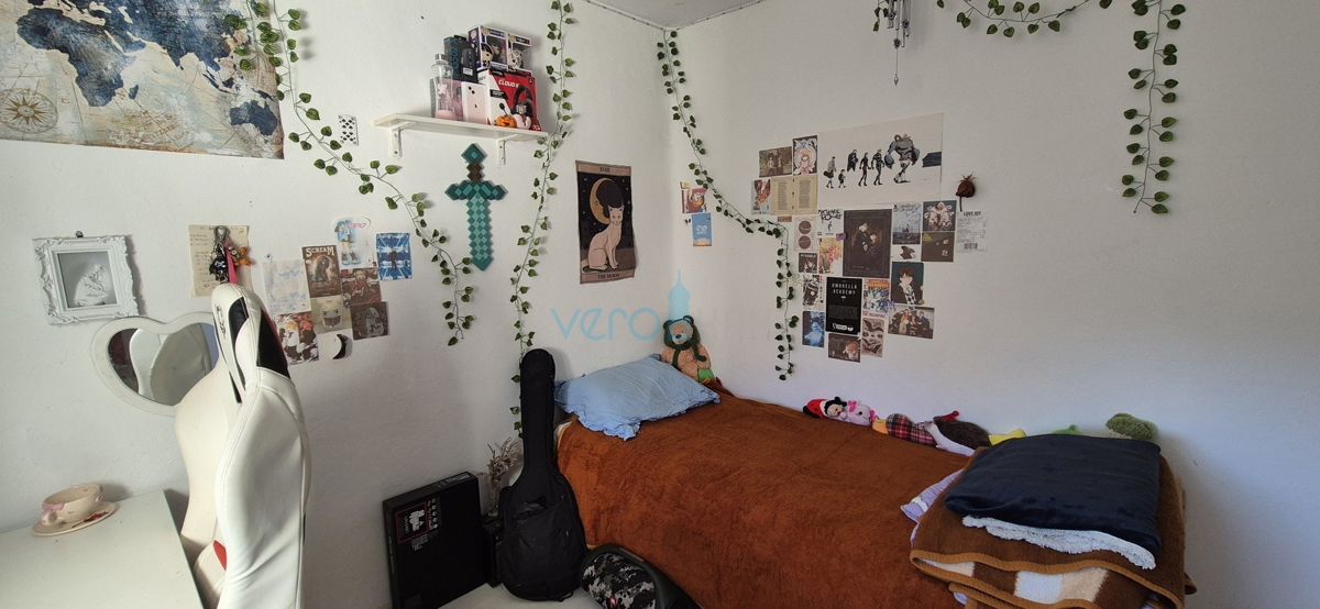 Otok Krk, mesto Krk, širša okolica, samostojna hiša z dvema stanovanjema na parceli velikosti 992 m2, razgled, prodaja