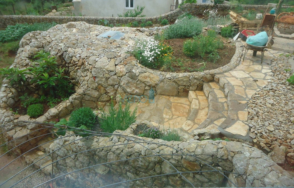 Otok Krk, mesto Krk, širša okolica, samostojna hiša z dvema stanovanjema na parceli velikosti 992 m2, razgled, prodaja