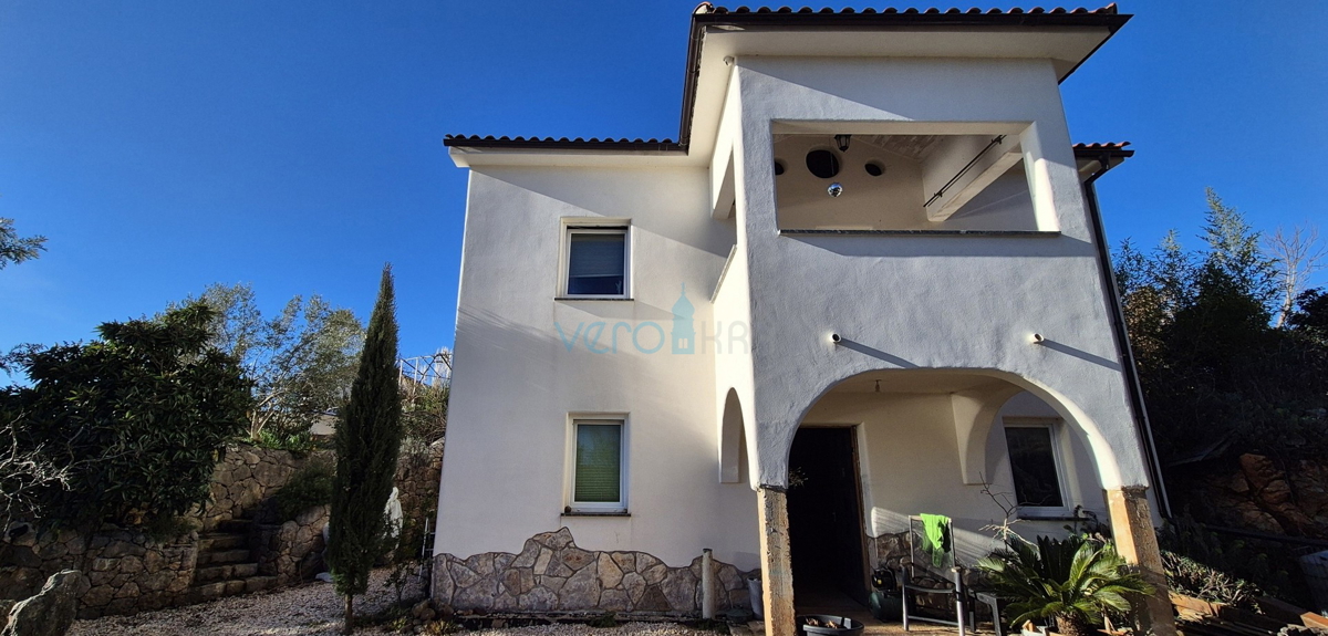 Otok Krk, mesto Krk, širša okolica, samostojna hiša z dvema stanovanjema na parceli velikosti 992 m2, razgled, prodaja