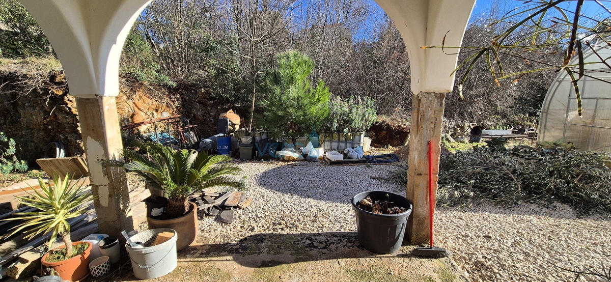 Otok Krk, mesto Krk, širša okolica, samostojna hiša z dvema stanovanjema na parceli velikosti 992 m2, razgled, prodaja