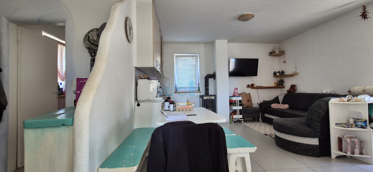 Otok Krk, mesto Krk, širša okolica, samostojna hiša z dvema stanovanjema na parceli velikosti 992 m2, razgled, prodaja