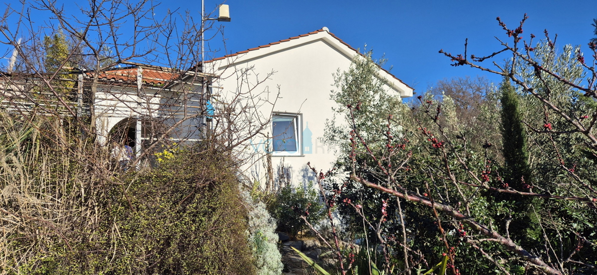 Otok Krk, mesto Krk, širša okolica, samostojna hiša z dvema stanovanjema na parceli velikosti 992 m2, razgled, prodaja