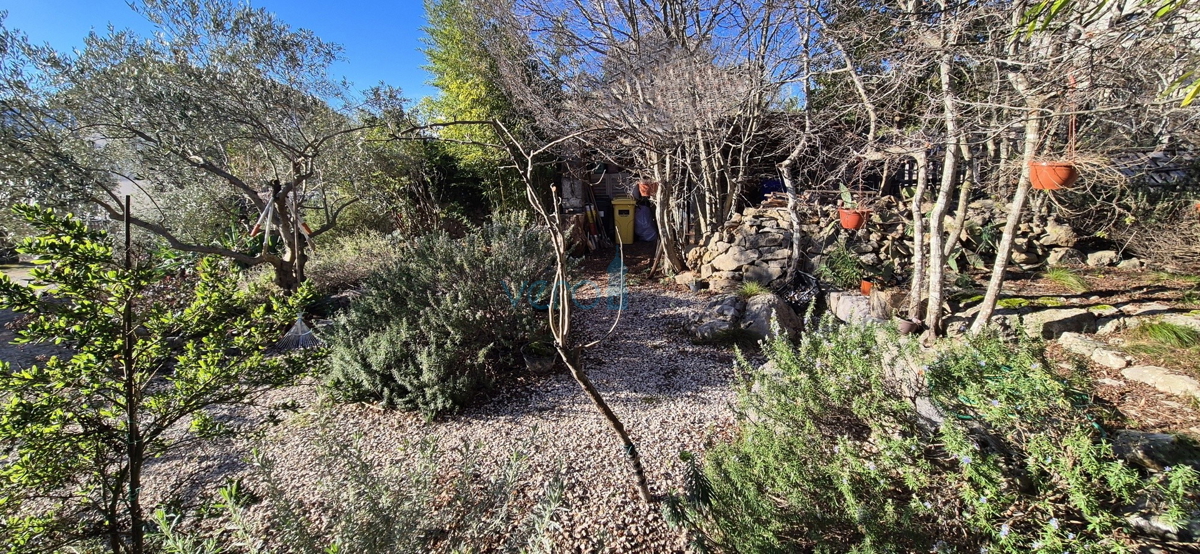 Otok Krk, mesto Krk, širša okolica, samostojna hiša z dvema stanovanjema na parceli velikosti 992 m2, razgled, prodaja