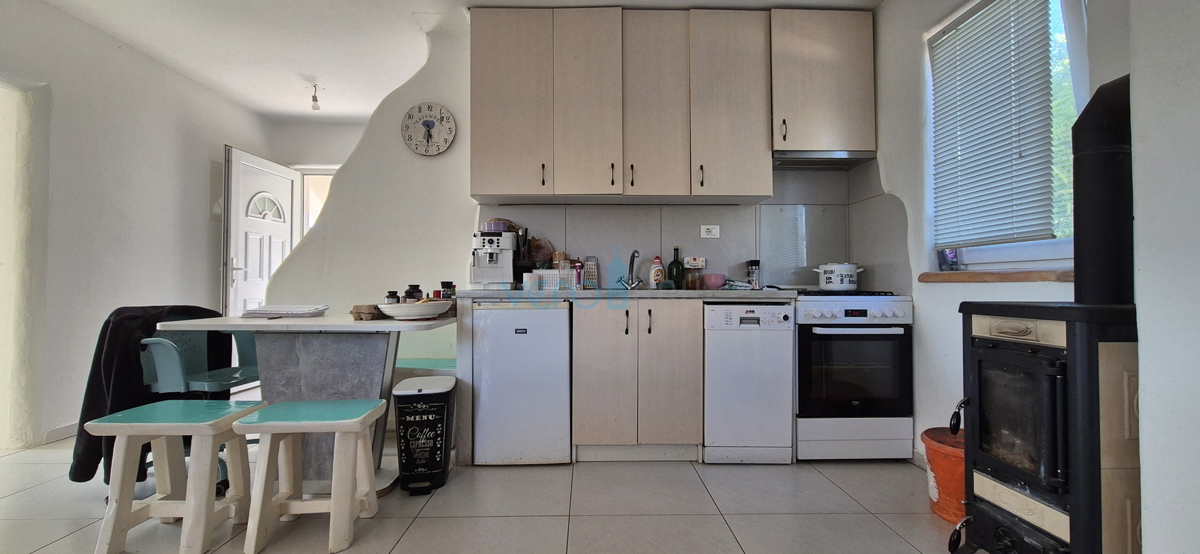 Otok Krk, mesto Krk, širša okolica, samostojna hiša z dvema stanovanjema na parceli velikosti 992 m2, razgled, prodaja