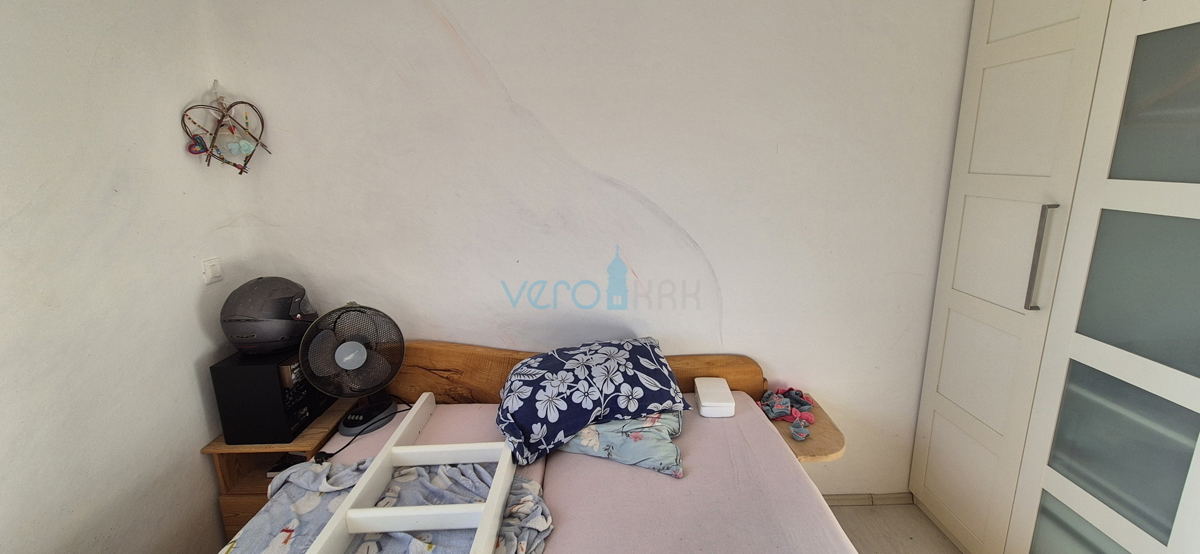 Otok Krk, mesto Krk, širša okolica, samostojna hiša z dvema stanovanjema na parceli velikosti 992 m2, razgled, prodaja