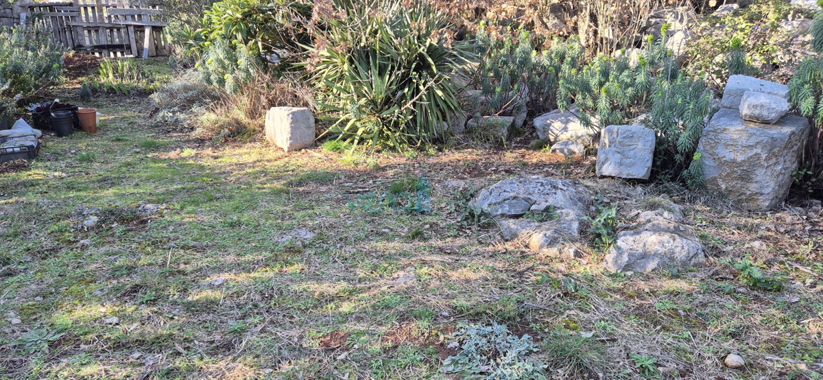 Otok Krk, mesto Krk, širša okolica, samostojna hiša z dvema stanovanjema na parceli velikosti 992 m2, razgled, prodaja