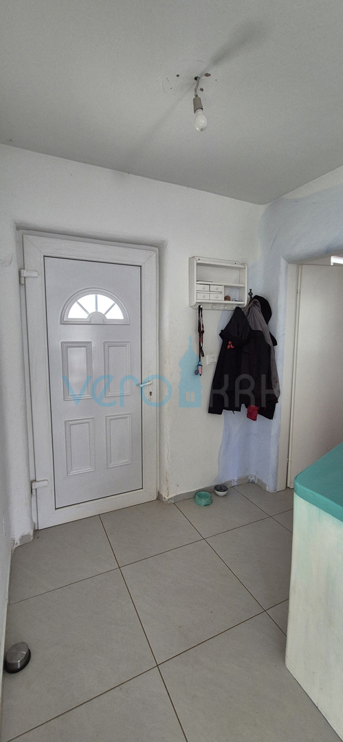 Otok Krk, mesto Krk, širša okolica, samostojna hiša z dvema stanovanjema na parceli velikosti 992 m2, razgled, prodaja