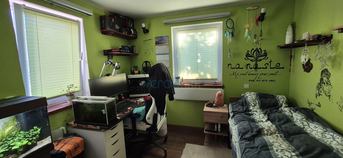 Otok Krk, mesto Krk, širša okolica, samostojna hiša z dvema stanovanjema na parceli velikosti 992 m2, razgled, prodaja