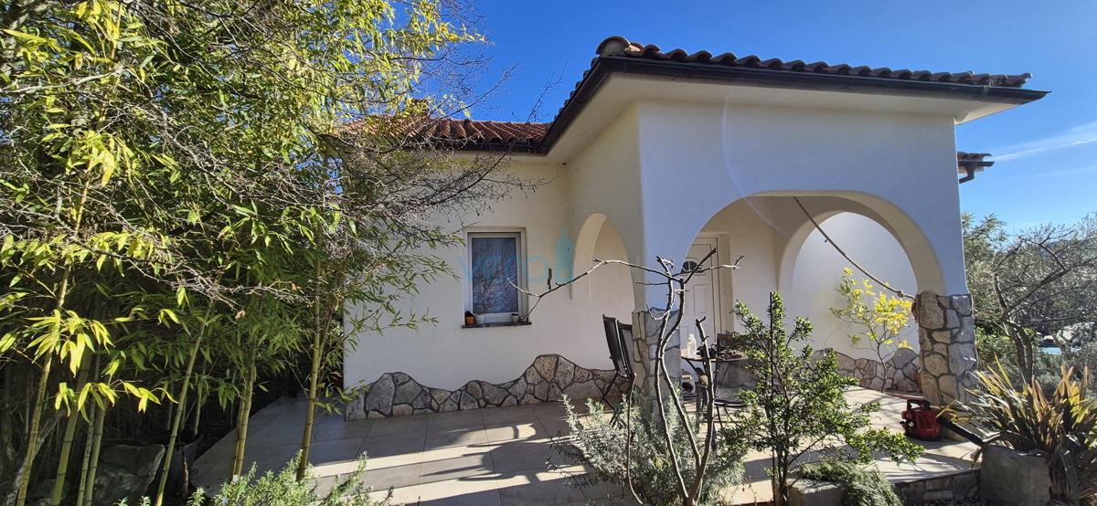 Otok Krk, mesto Krk, širša okolica, samostojna hiša z dvema stanovanjema na parceli velikosti 992 m2, razgled, prodaja