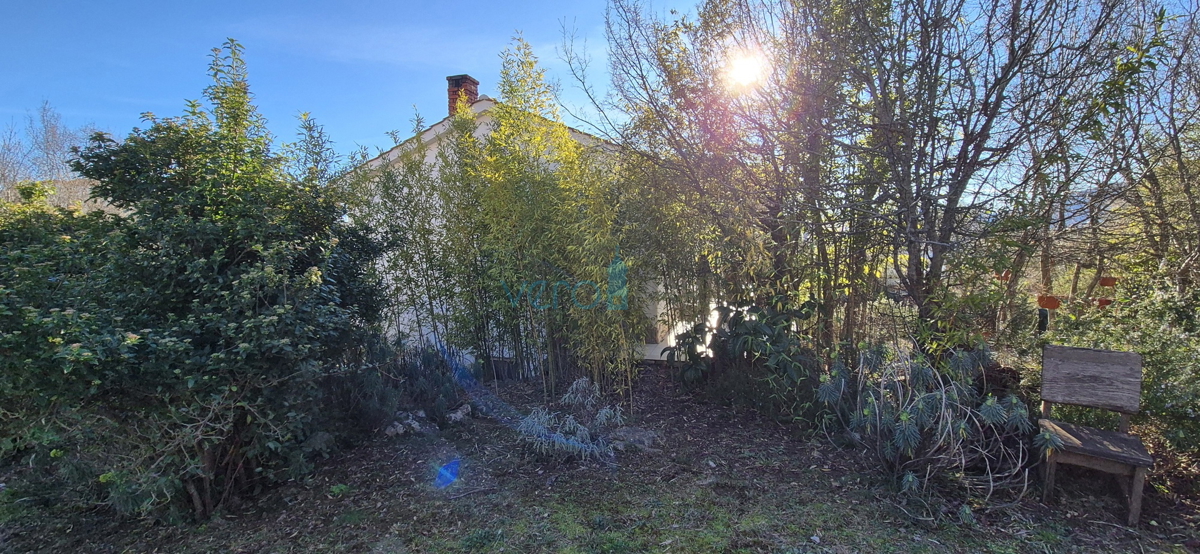 Otok Krk, mesto Krk, širša okolica, samostojna hiša z dvema stanovanjema na parceli velikosti 992 m2, razgled, prodaja