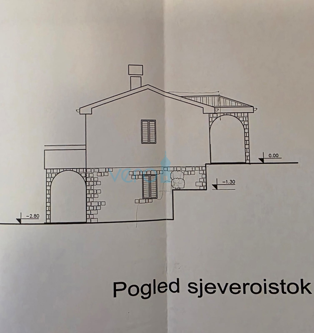 Otok Krk, mesto Krk, širša okolica, samostojna hiša z dvema stanovanjema na parceli velikosti 992 m2, razgled, prodaja