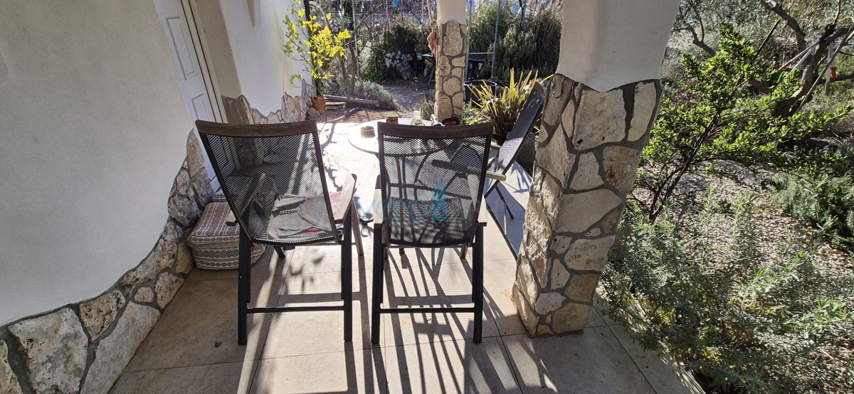 Otok Krk, mesto Krk, širša okolica, samostojna hiša z dvema stanovanjema na parceli velikosti 992 m2, razgled, prodaja