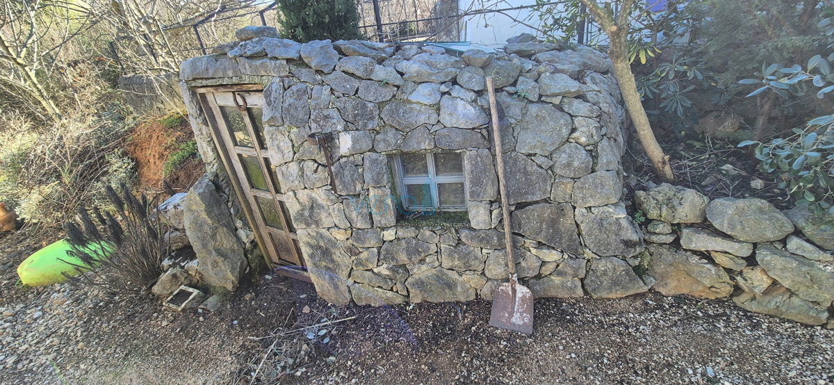 Otok Krk, mesto Krk, širša okolica, samostojna hiša z dvema stanovanjema na parceli velikosti 992 m2, razgled, prodaja