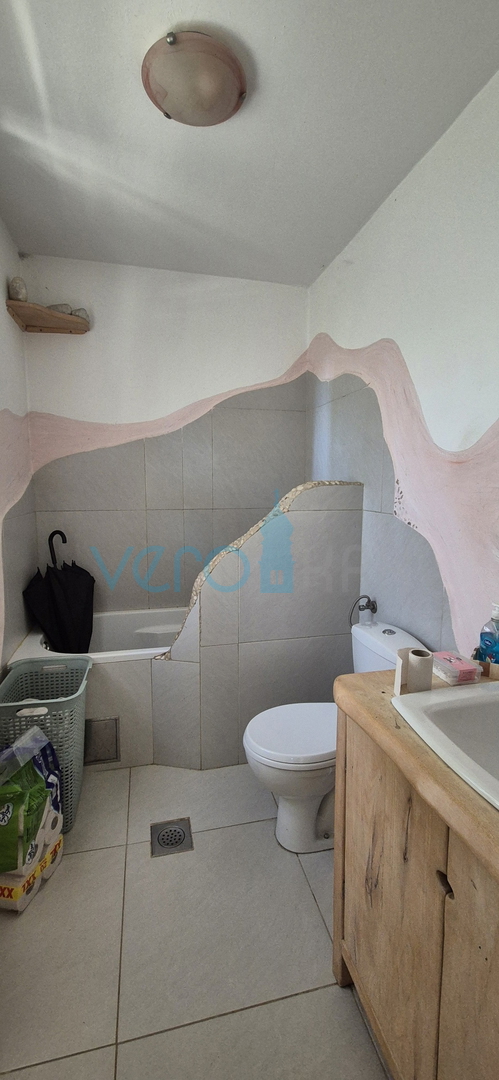 Otok Krk, mesto Krk, širša okolica, samostojna hiša z dvema stanovanjema na parceli velikosti 992 m2, razgled, prodaja