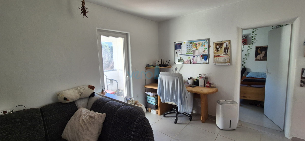 Otok Krk, mesto Krk, širša okolica, samostojna hiša z dvema stanovanjema na parceli velikosti 992 m2, razgled, prodaja