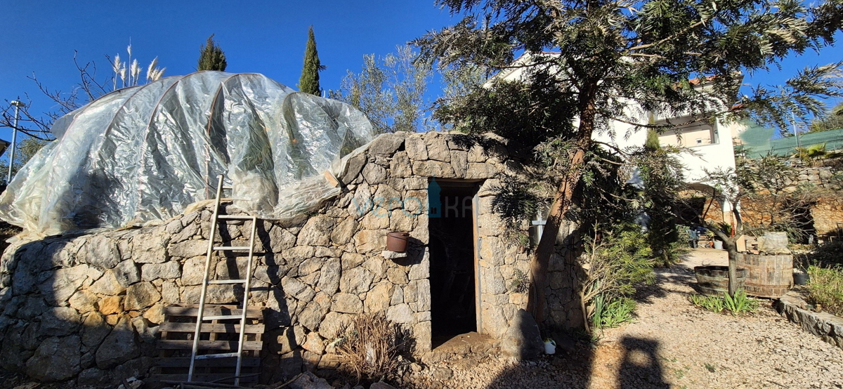 Otok Krk, mesto Krk, širša okolica, samostojna hiša z dvema stanovanjema na parceli velikosti 992 m2, razgled, prodaja