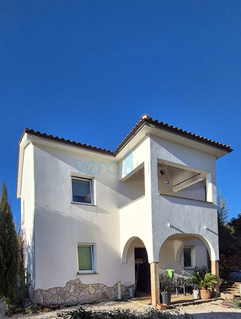 Otok Krk, mesto Krk, širša okolica, samostojna hiša z dvema stanovanjema na parceli velikosti 992 m2, razgled, prodaja