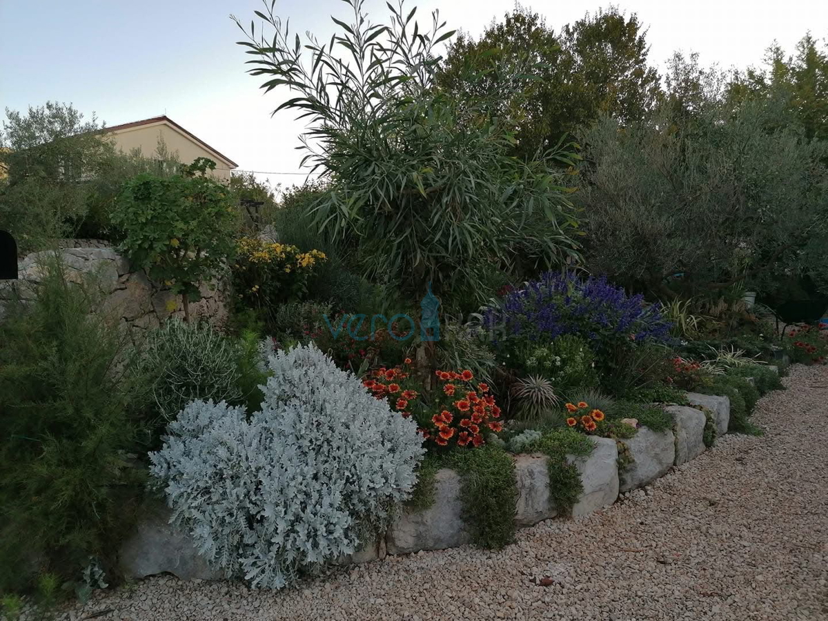 Otok Krk, mesto Krk, širša okolica, samostojna hiša z dvema stanovanjema na parceli velikosti 992 m2, razgled, prodaja