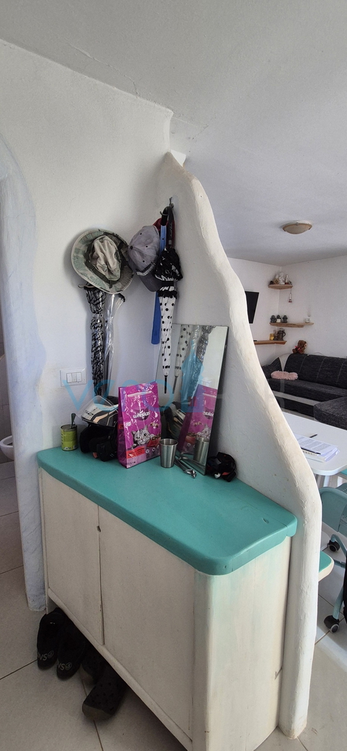 Otok Krk, mesto Krk, širša okolica, samostojna hiša z dvema stanovanjema na parceli velikosti 992 m2, razgled, prodaja