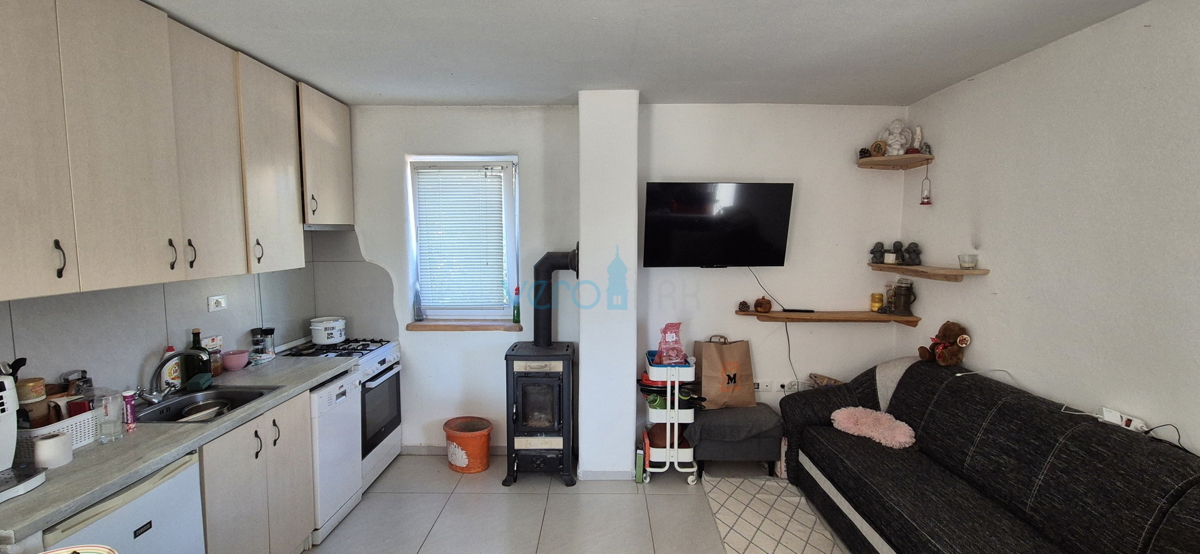 Otok Krk, mesto Krk, širša okolica, samostojna hiša z dvema stanovanjema na parceli velikosti 992 m2, razgled, prodaja