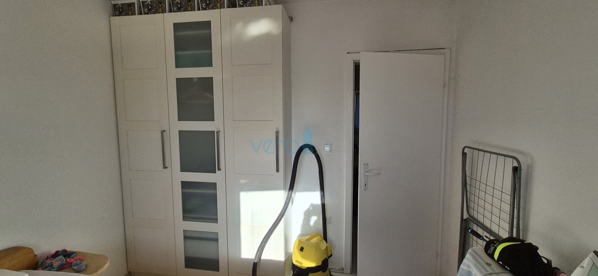 Otok Krk, mesto Krk, širša okolica, samostojna hiša z dvema stanovanjema na parceli velikosti 992 m2, razgled, prodaja